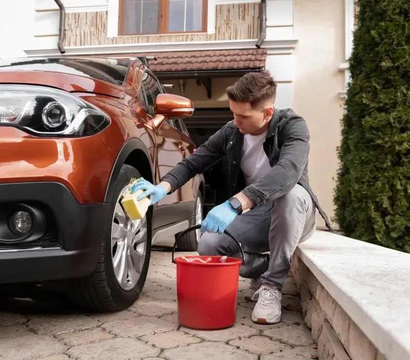 Lavage auto à domicile Port-Bail-sur-Mer : professionnel intervenant sur un véhicule